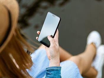 Das Smartphone ist unser stetiger Begleiter. Doch die richtige  Reinigung kommt bei vielen zu kurz.  Symbolfoto: unsplash.com