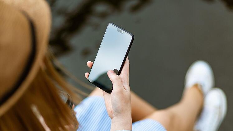 Das Smartphone ist unser stetiger Begleiter. Doch die richtige  Reinigung kommt bei vielen zu kurz.  Symbolfoto: unsplash.com