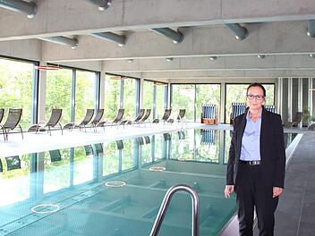 Fürs Foto hat Ute Trabert, Hotelmanagerin des Cup Vitalis, die Maske abgenommen. Das ist möglich, da sie alleine vor dem 20-Meter Sportbecken steht, das von den Gästen unter strengen Hygienevorgaben genutzt werden darf.  Foto: Charlotte Wittnebel-Schmitz