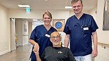 Dr. Frank Wanka, Patient Günther Krebs und Physician Assistant Katja Schmitt nach der Sprunggelenks-OP