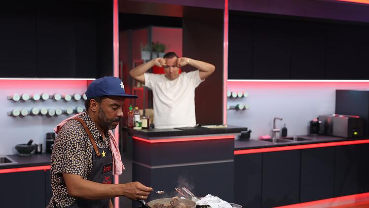 Simon Pearce treibt Tim Raue mit seinem Chaos in den Wahnsinn.