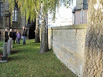 Zu dicht an der Wand entlang: Dieser Anblick bietet sich nicht mehr lange. Die Birken entlang der östlichen Friedhofsmauer müssen weg und werden durch Apfeldorn-Bäume ersetzt. Fotos: Ralf Kestel