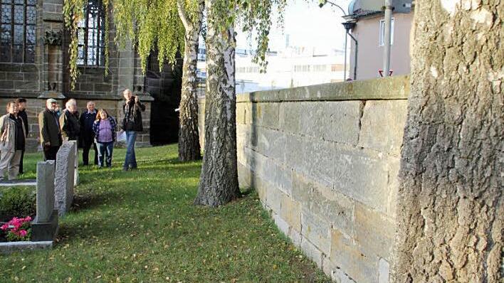 Zu dicht an der Wand entlang: Dieser Anblick bietet sich nicht mehr lange. Die Birken entlang der östlichen Friedhofsmauer müssen weg und werden durch Apfeldorn-Bäume ersetzt. Fotos: Ralf Kestel