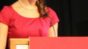 Die Fränkische Weinkönigin Melanie Dietrich hält eine engagierte Rede.