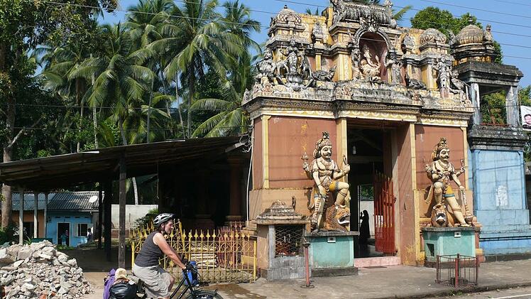 Vor allem im Norden der Insel verbreitet: Heilige Tempel der Hindus. Im Vordergrund Inge Wagner