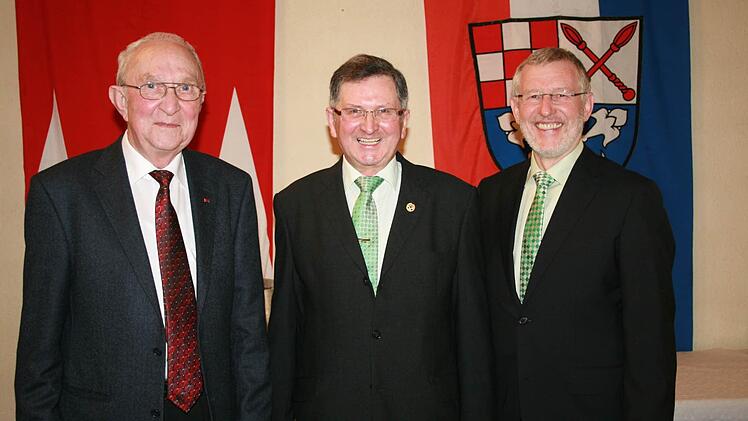 Alfred Saam (von links) Georg Rottenberger und Bürgermeister Waldemar Bug