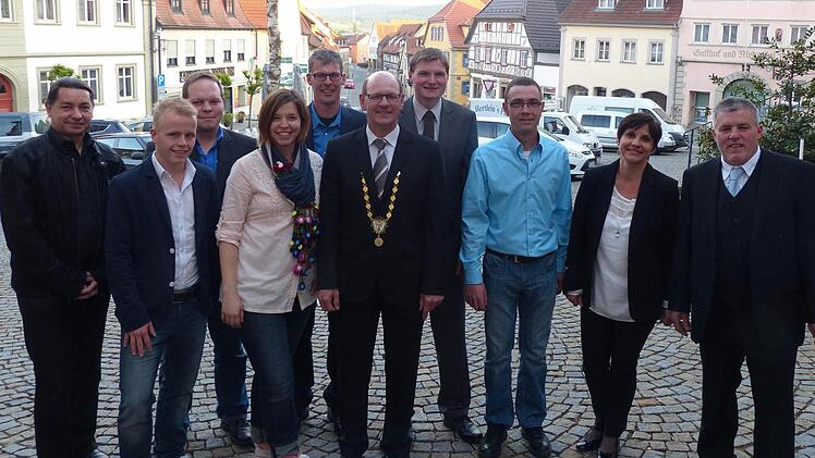 Die neuen Zeiler Stadträte und Ortssprecher mit dem Bürgermeister (von links): Matthias Blasl, Bastian Rößner, Uwe Möltner, Julia Pfaff, Michael Minnich, Thomas Stadelmann, Marcus Fröhlich, Tobias Hetterich, Christine Straub und Paul Berthold.  Fotos: Klaus Schmitt