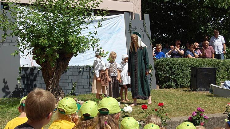 Aufmerksame Beobachter beim Spiel von der heiligen Elisabeth.