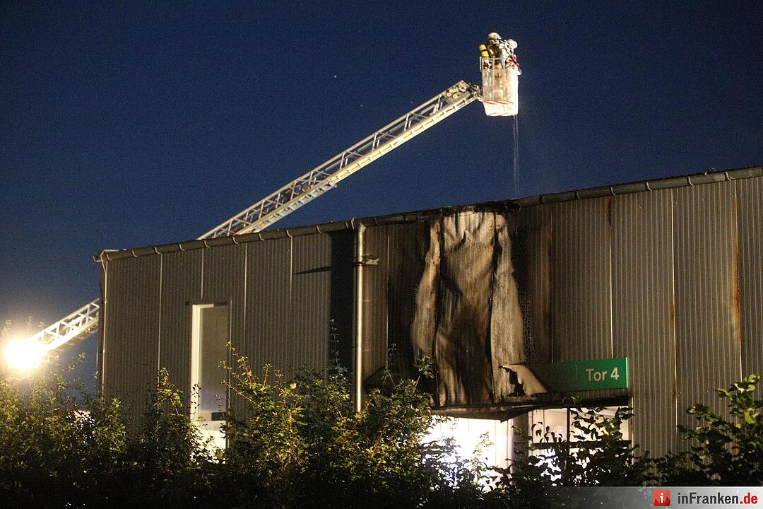 Schonungen: Werkstatthalle steht in Flammen