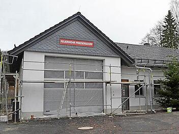 Das neue Gemeinschafts- und Feuerwehrhaus in Friedersdorf macht Fortschritte. Das Gebäude und die Fassade sind fast fertiggestellt. Jetzt wurden die Aufträge für Fliesenleger- und Bodenbelagsarbeiten für den Innenausbau vergeben. Foto: K.- H. Hofmann