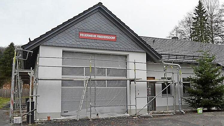 Das neue Gemeinschafts- und Feuerwehrhaus in Friedersdorf macht Fortschritte. Das Gebäude und die Fassade sind fast fertiggestellt. Jetzt wurden die Aufträge für Fliesenleger- und Bodenbelagsarbeiten für den Innenausbau vergeben. Foto: K.- H. Hofmann