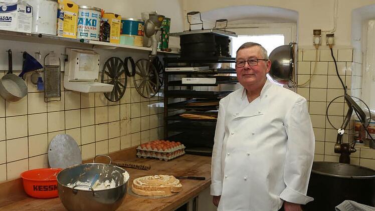 In der Backstube ist Konditormeister Gerhard Michel der Chef - seit 43 Jahren. Foto: Barbara Herbst