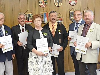 Bürgermeister Rainer Detsch (links) verlieh die Ehrenmedaille der Gemeinde Stockheim an (nach rechts) Franz Kestel, Willi Bischoff, Veronika Buckreus, Adelbert Förtsch, Gerhard Ramming, Edgar Daum und Rainer Kraus.  Foto: Karl-Heinz Hofmann
