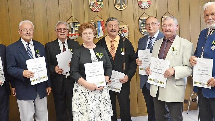 Bürgermeister Rainer Detsch (links) verlieh die Ehrenmedaille der Gemeinde Stockheim an (nach rechts) Franz Kestel, Willi Bischoff, Veronika Buckreus, Adelbert Förtsch, Gerhard Ramming, Edgar Daum und Rainer Kraus.  Foto: Karl-Heinz Hofmann