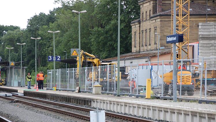 Nach zwei Wochen Zwangspause sind die Arbeiten am Bahnhof Ebenhausen wieder angelaufen. Foto: Benedikt Borst