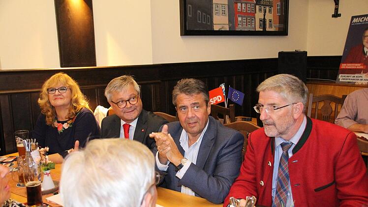 Gabriel saß mitten im Publikum, wenn auch nicht lange. Foto: Simone Bastian