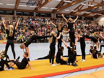 Die Gastgeber des SC Adelsdorf begeisterten mit einer tollen Turn-Nummer. Fotos: Johanna Blum