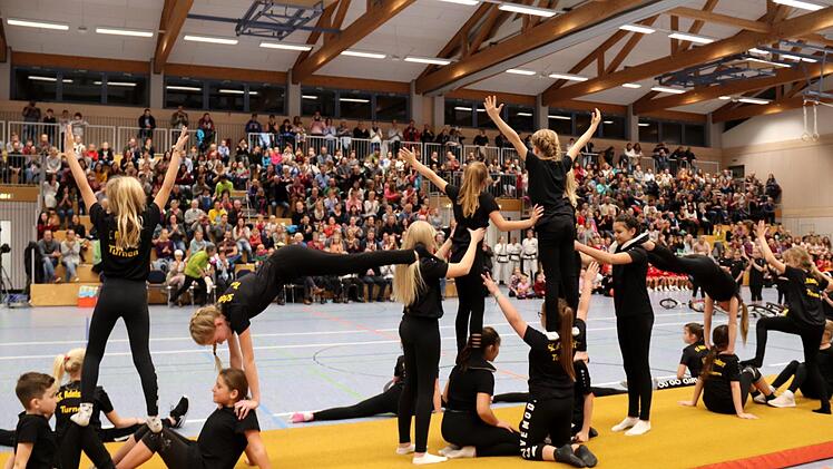 Die Gastgeber des SC Adelsdorf begeisterten mit einer tollen Turn-Nummer. Fotos: Johanna Blum