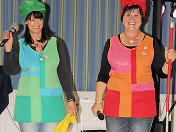 Die "Sumbarcher Waschweiber" Frieda (Doris Motschmann/rechts) und Hulda (Silvia Otto) ratschen und tratschen, wie ihnen der Schnabel gewachsen ist. Der MCC verleiht ihnen dafür den Sonderorden "Der Goldene Schuh".  Foto: Stephan Stöckel