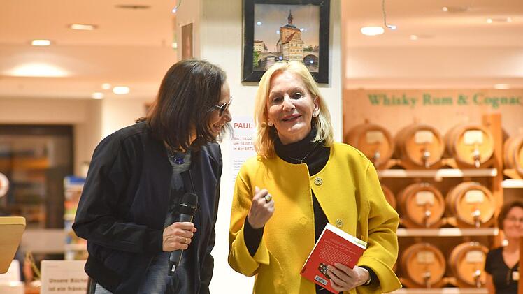 Gabriele Schrödel (links) stellt Gaby Hauptmann vor. Foto: Ronald Rinklef