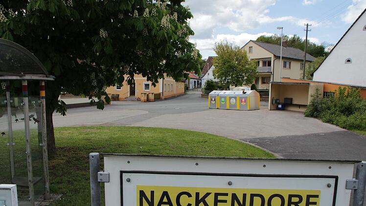 Der Dorfplatz in Nackendorf wird komplett neu gestaltet. Im kommenden Jahr soll hier das lange ersehnte Dorfgemeinschaftshaus entstehen, ein neuer Treffpunkt für die Bürger des Höchstadter Ortsteils.  Foto: Andreas Dorsch