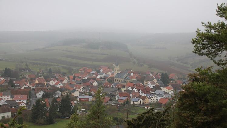 Aktuelle Ortsansicht  trotz Hochnebels und Bewuchses am Hang. Foto: Ralf Ruppert