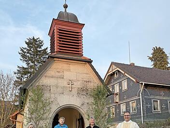 Seit 100 Jahren gibt es die Kapelle in Zilgendorf. Pfarrer Christian Montag hielt vor dem geschmückten Kirchlein einen Festgottesdienst.