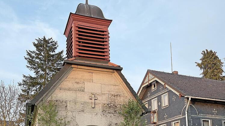 Seit 100 Jahren gibt es die Kapelle in Zilgendorf. Pfarrer Christian Montag hielt vor dem geschmückten Kirchlein einen Festgottesdienst.