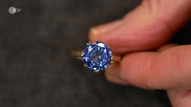 Ein Ring aus 585er Gold mit Tansanit (5,8 Karat) wurde von Heide Rezepa-Zabel in den 1970er Jahren datiert. Der Wunschpreis für den Erbschmuck lag bei 5.000 Euro. Doch geschätzt wurden nur 1.800 bis 2.000 Euro, wegen der "wässrigen Farbe des Tansanit". Händler Walter Pauritsch bot nur 1.600 Euro und so nahm die Verkäuferin den Ring wieder mit.