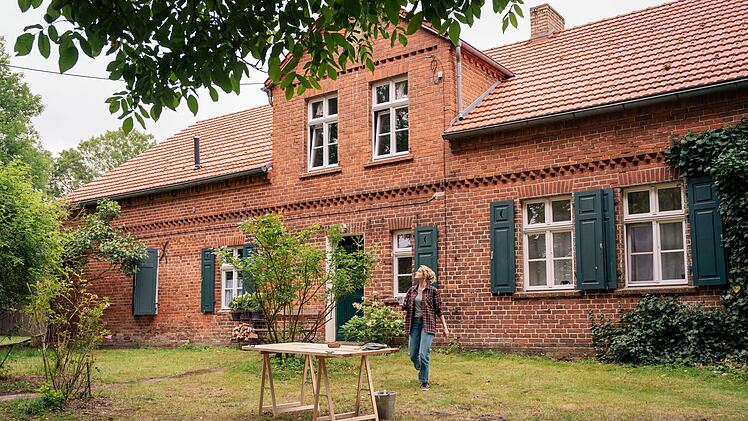 Femke Folkmer (Pia Barucki) denkt gar nicht daran, das Haus ihrer Oma zu verkaufen!