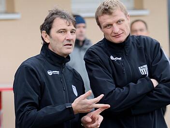 Lagebesprechung: Der Sander Trainer Erwin Albert (links) und sein Assistent Matthias Bayer kurz vor dem letzten Heimspiel des Jahres gegen Jahn Forchheim.