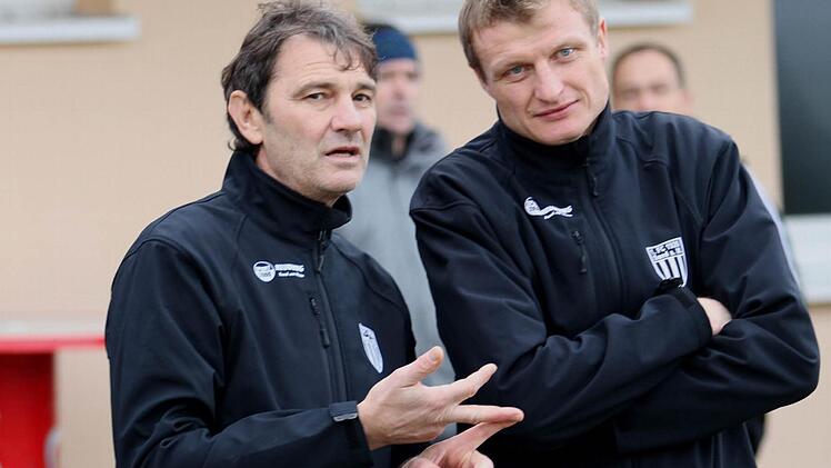 Lagebesprechung: Der Sander Trainer Erwin Albert (links) und sein Assistent Matthias Bayer kurz vor dem letzten Heimspiel des Jahres gegen Jahn Forchheim.