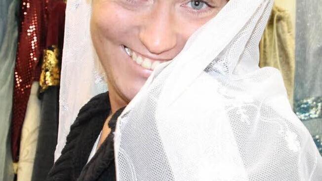 Julia Riegler übt sich schon mal die Braut.