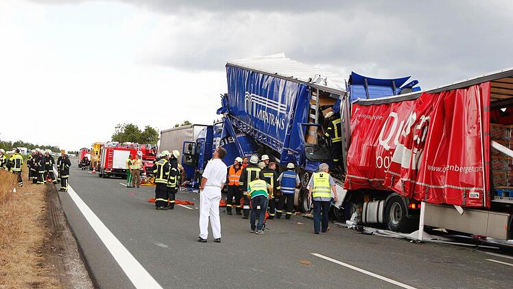 Die Lkw sind derma&szlig;en ineinander verkeilt, dass das F&uuml;hrerhaus des Unfallverursachers kaum mehr zu erkennen ist. Foto: News5 / Buerkel