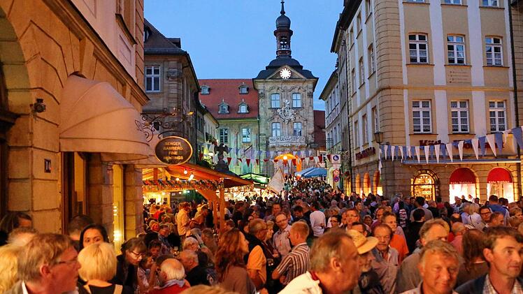 Fast kein Durchkommen wegen zu großer Menschenmassen wird es sicherlich auch in diesem Jahr geben. Einen Besuch ist die Sandkerwa trotzdem wert.  Foto: RiegerPress