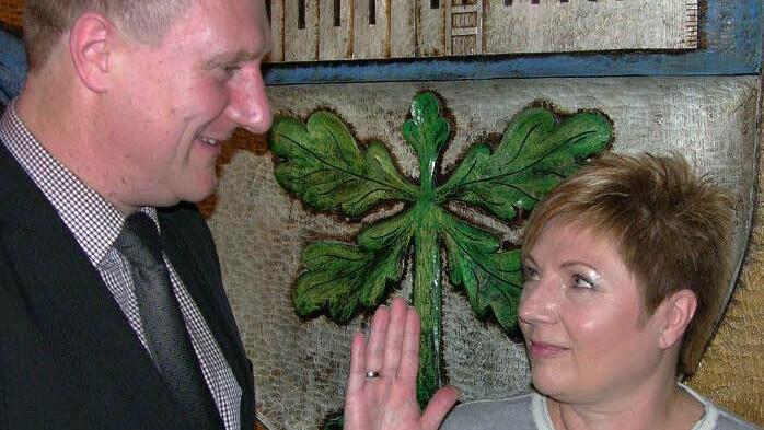 Bürgermeister Michael Keilich vereidigt im Rahmen der Gemeinderatssitzung Andrea Tschirge als nachrückendes Ratsmitglied für die GUB-Fraktion. Foto: Klaus Oelzner