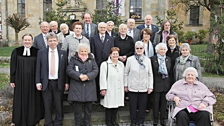 Memmelsdorf &mdash; 20 Frauen und M&auml;nner konnten am Sonntag in Memmelsdorf ihre Kronjuwelen-, Gnaden-, eiserne und diamantene Konfirmation mit Pfarrerin Sonja von Aschen (links) feiern.  Foto: Helmut Will