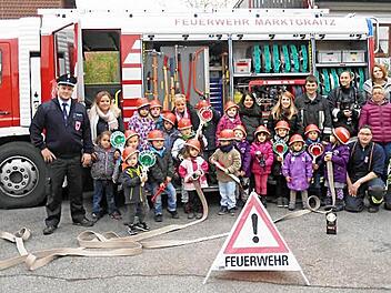 19 Vorschulkinder der Tagesst&auml;tte St. Anna in Lichtenfels erlebten unter der Leitung des Kommandanten Thomas M&uuml;ller (links) einen ereignisreichen Nachmittag bei der Feuerwehr Marktgraitz. Foto: Alfred Thieret
