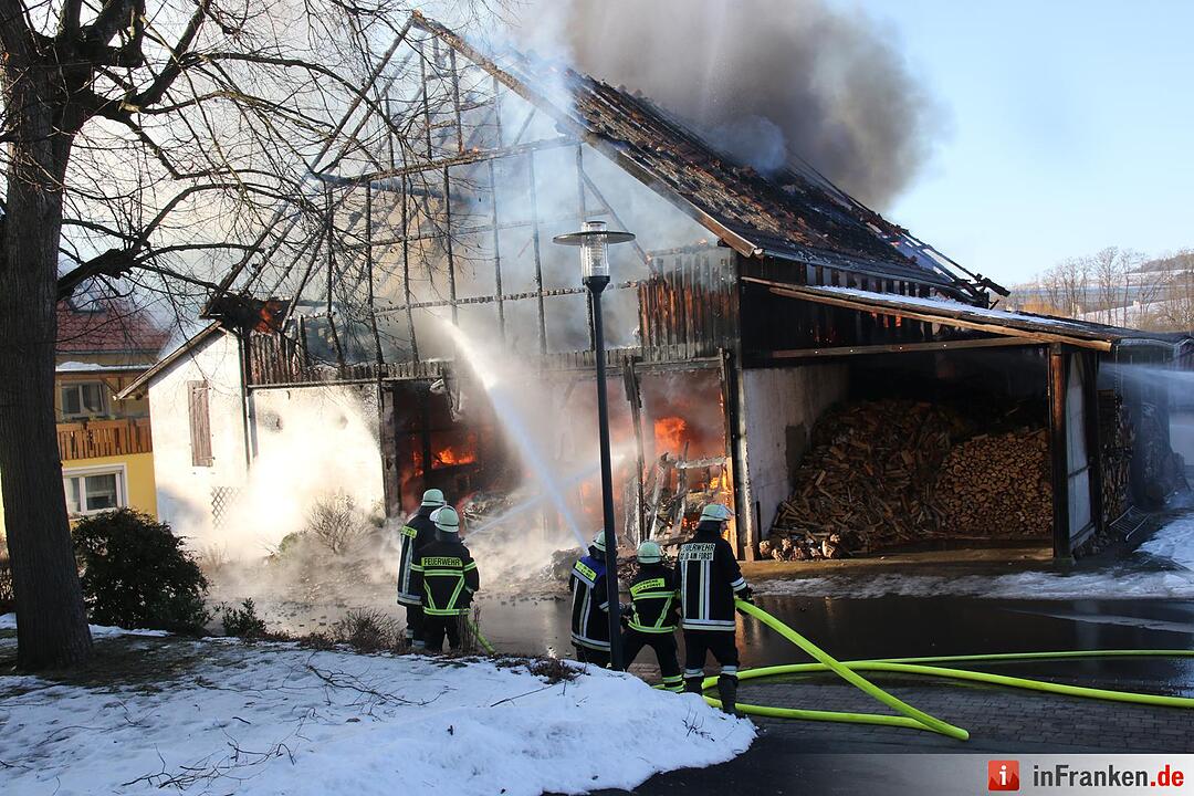 Kreis Coburg: Scheune in Grub am Forst steht in Flammen