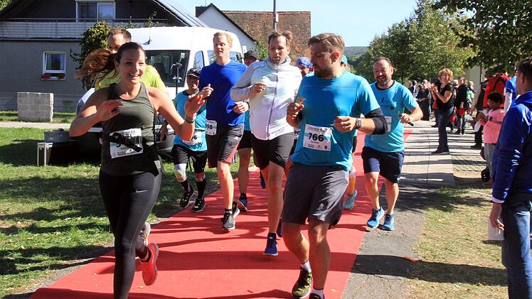 Geschafft! Rund 900 Starter aus Nah und Fern absolvierten den ersten  Brauereienlauf in der Fränkischen Toskana. Foto: Bertram Wagner