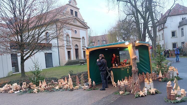 Holzarbeiten im Schatten des Wasserschlosses. Foto: Philipp Bauernschubert