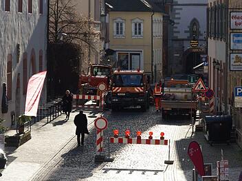 Die Kirchgasse ist an einer Stelle aufgegraben.  Foto: Arkadius Guzy