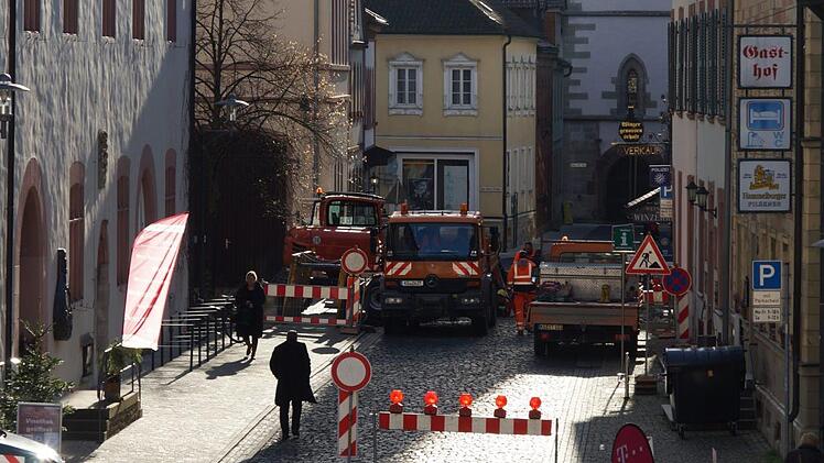 Die Kirchgasse ist an einer Stelle aufgegraben.  Foto: Arkadius Guzy