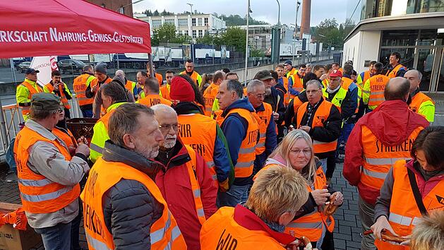 In Kulmbach beteiligten sich rund 60 Angestellte an am Warnstreik. Michael Grundl