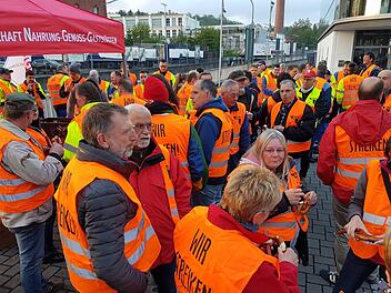 In Kulmbach beteiligten sich rund 60 Angestellte an am Warnstreik. Michael Grundl