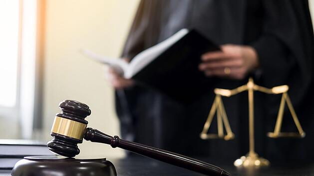 Urteil f&uuml;r Freitag erwartet: Im Prozess um die Todesf&auml;lle in der ehemaligen Seniorenresidenz Gleusdorf haben Oberstaatsanwalt und Verteidigung f&uuml;r Freispruch pl&auml;diert.  Symbolfoto: snowing12 / Adobe Stock