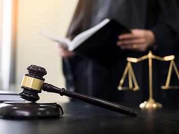 Urteil für Freitag erwartet: Im Prozess um die Todesfälle in der ehemaligen Seniorenresidenz Gleusdorf haben Oberstaatsanwalt und Verteidigung für Freispruch plädiert.  Symbolfoto: snowing12 / Adobe Stock