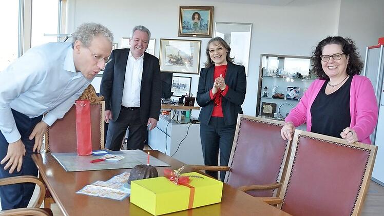 Einmal Kerze ausblasen, bitte! Die beiden Geburtstagskinder Sandra Wüstner (rechts) und German Hacker (links) mit Renate Schroff und Holger Auernheimer am Tag nach dem Wahlsieg. Der Bürgermeister hatte doppelten Grund zum Feiern.