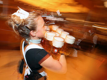 Oktoberfest 2023: Kellnerin Verena Angermeier trägt 13 Bierkrüge auf einmal