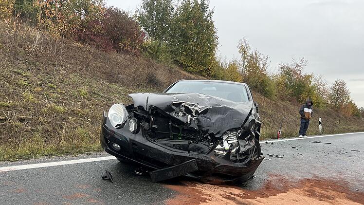 Schwerer Unfall auf B8: Kleinwagen schleudert in Gegenverkehr